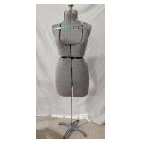 Adjustable dress form