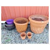 2 large terracotta garden pots and smaller pots.