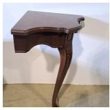 Carved mahogany wood and a base with cabriole