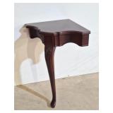 Lovely corner shelf. 17" l x 22" w x 30" h