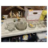 LOT OF LUNCHEON PLATES / GLASS IN FRONT OF BOX
