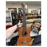YAMAHA C40 ACOUSTIC GUITAR PRETTY W CASE