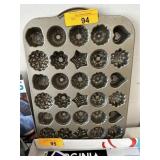 WILLIAMS SONOMA BUNDT EA CAKES AND CANDIES PAN