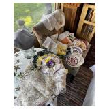 LOT OF VINTAGE QUALITY DOILIES / LINENS / NAPKINS