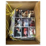 LARGE LOT OF MIXED SPORTS & COLLECTORS CARDS