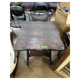 ANTIQUE OAK PARLOR / LAMP TABLE