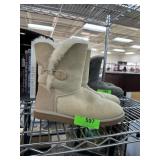 UGG BOOTS SIZE 8