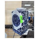 CHINESE BLUE AND WHITE VASE