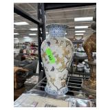 LARGE PORCELAIN CHINESE VASE