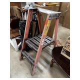 WHITE PLATFORM FOLDING LADDER / STAND