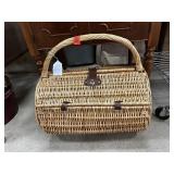 VERY NICE EXPANDING PICNIC BASKET