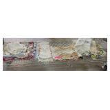 LARGE LOT OF MIXED VINTAGE LINENS NAPKINS ETC