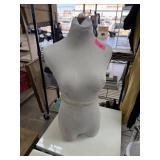 DRESS FORM / MANNEQUIN
