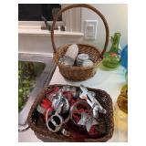 LOT OF COOKIE CUTTERS / BASKET OF JELLO MOLDS