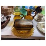 LOT OF AMBER GLASS PITCHERS / LIDDED BOX / SMALL