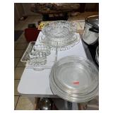 LARGE LOT OF MIXED GLASSWARE / PIE PLATES