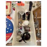 BIN OF MISC BONE CAMELS / ART GLASS NOTE