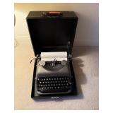 VINTAGE REMINGTON TYPEWRITER W CASE