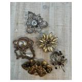 5 VINTAGE BROOCHES