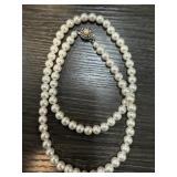 VINTAGE SARAH COVENTRY FAUX PERL NECKLACE