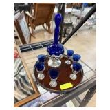 PRETTY DECANTER GLASSES & ROUND WALNUT TRAY PRETTY DECANTER GLASSES & ROUND WALNUT TRAY