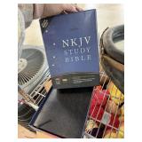 NKJV STUDY BIBLE W COMPUTER DISC NKJV STUDY BIBLE W COMPUTER DISC