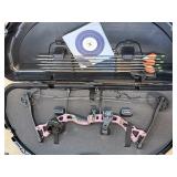 VERY NICE LADIES COMPOUND BOW & ARROES NOTE VERY NICE LADIES COMPOUND BOW & ARROES NOTE