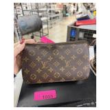 LOUIS VUITTON CROSS BODY PURSE NOTE LOUIS VUITTON CROSS BODY PURSE NOTE