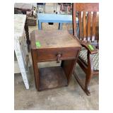 VINTAGE WOOD SIDE TABLE VINTAGE WOOD SIDE TABLE