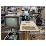 APPLE IIC COMPUTER W MONITOR & SOFTWARE NOTE