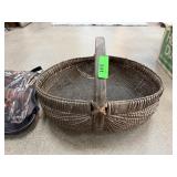 VINTAGE BASKET W FARIBO BLANKET