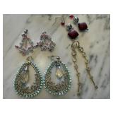 QTY 4 PAIRS OF EARRINGS / GOLD TONES ARE NICE QTY 4 PAIRS OF EARRINGS / GOLD TONES ARE NICE