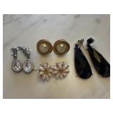 4 PAIRS EARRINGS BUTTON STYLE / DANGLE 4 PAIRS EARRINGS BUTTON STYLE / DANGLE