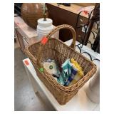 VINTAGE BASKET & MIXED LINENS NAPKINS