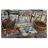 LOT OF BASKETS / NAPKINS / LINENS