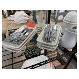 LOT OF MIXED FLATWARE / DISHES ETC