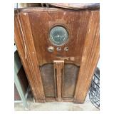 VINTAGE BELMONT FLOOR TUBE RADIO VINTAGE BELMONT FLOOR TUBE RADIO