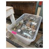 LOT OF MIXED DECORATIVE CRAFTS LOT OF MIXED DECORATIVE CRAFTS
