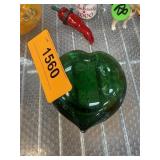 ART GLASS GREEN HEART PAPERWEIGHT