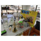 LOT OF MIXED DECOR / GLASS / LAMP ETC