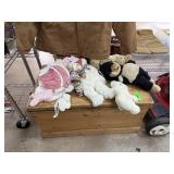 LOT OF VINTAGE TOYS / STUFFED ANIMALS / TOY BOX