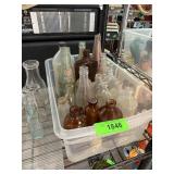 LARGE COLLECTION OF VINTAGE & ANTIQUE GLASS BOTTL