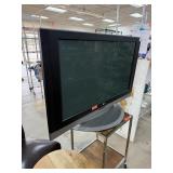 LG FLAT SCREEN TV POWERS ON 42IN