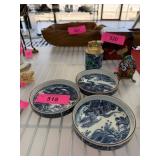 FITZ & FLOYD LIGHTER & MATCHED ASHTRAYS/ COASTERS