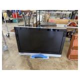 37IN VIZIO FLAT SCREEN TV POWERS ON