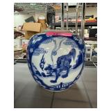 CHINESE BLUE AND WHITE VASE / GINGER JAR