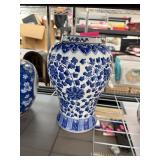 LARGE CHINESE BLUE & WHITE PORCELAIN VASE