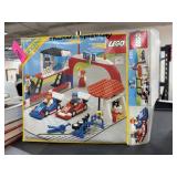 LOT OF VINTAGE LEGOS