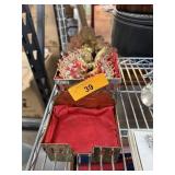 2PC HINDU ALTARS / 1 SMALL DEITY 2PC HINDU ALTARS / 1 SMALL DEITY