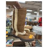 NICE WOMENS UGG BOOTS SIZE 6
